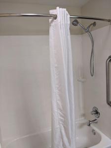 卡特斯维尔MainStay Suites Cartersville的白色浴室内的白色淋浴帘