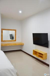 董里C9 Hotel - โรงแรมซีไนน์的卧室配有壁挂式平面电视