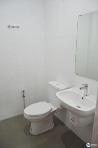 董里C9 Hotel - โรงแรมซีไนน์的白色的浴室设有卫生间和水槽。
