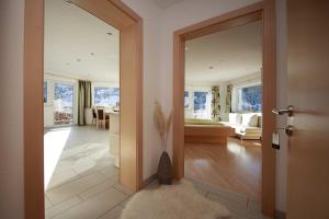索尔登阿帕德珠峰酒店的走廊设有通往客厅的门