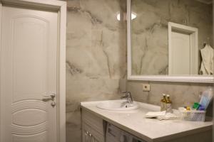 巴甫洛达尔Golden Park Hotel的一间带水槽和镜子的浴室