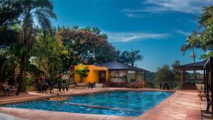伊瓜苏港Pirayu Hotel & Resort的度假村的游泳池,带凉亭