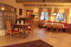 普拉特灵胡特优质旧木乡村餐厅酒店的一间带桌椅的用餐室