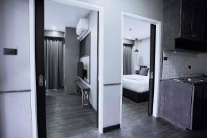 清迈Dream Nimman Apartment的带厨房的房间和一间带一张床的卧室