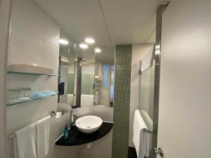 香港香港铜锣湾智选假日酒店的白色的浴室设有水槽和镜子