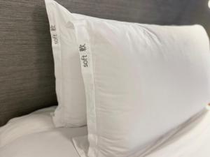 香港香港铜锣湾智选假日酒店的床上的白色枕头