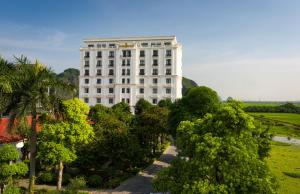 宁平宁平隐秘魅力度假酒店的前面有树木的白色大建筑