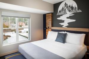 Saranac Waterfront Lodge客房内的一张或多张床位