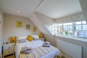 亨利昂泰晤士Upper Thames & Lower Thames - Stunning apartments的一间卧室设有一张床和一个窗口