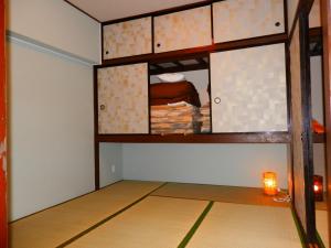 札幌Maple Sumikawa #202的一间设有双层床的客房,地板上配有灯