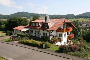 HildersHaus Luise Weber的一座大型白色房屋,设有红色屋顶