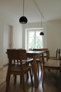 萨尔茨堡圣塞巴斯蒂昂研究所旅馆的一间带木桌和椅子的用餐室