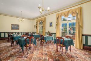 霍巴特Orana House的一间配备有蓝色桌椅的用餐室