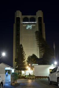 卡拉奇卡拉奇明珠大陆酒店的一座大型建筑,晚上有单词Spa