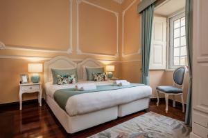 楼尔Casa Beny 1897 Guesthouse的一间卧室设有一张大床和一个窗户。