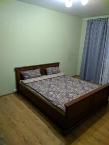 哈尔科夫Уютная квартира рядом с метpo Холодная гора的卧室配有一张床