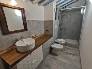 卡莱扎诺Agriturismo CasaMatta Azienda Agricola的一间带水槽、卫生间和镜子的浴室