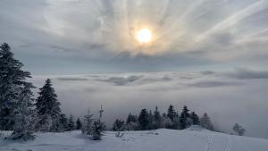 吉林吉林北大湖假日酒店的天空中阳光下的白雪 ⁇ 山景