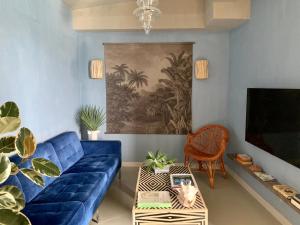 丰沙尔Okulus Madeira的客厅配有蓝色的沙发和电视