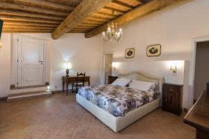 巴尔贝里诺瓦尔德尔萨Tenuta Tegolato的卧室配有一张床和一张桌子