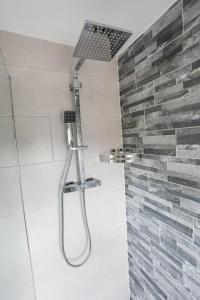 柯金蒂洛赫Broadcroft Hotel的浴室内配有淋浴和头顶淋浴