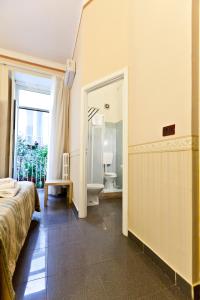 那不勒斯那不勒斯市中心住宿加早餐酒店的一间卧室配有一张床,浴室设有卫生间