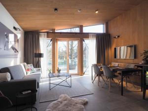哈拉霍夫CHALEYOTT Mountain Apartments的客厅配有沙发和桌子