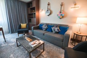 里斯本里斯本洲际酒店的客厅配有沙发和桌子