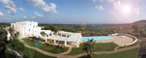 莫诺波利马赛利亚圣塔特雷莎酒店的享有带游泳池的房屋的空中景致