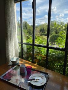 奥特里韦切斯勒安提科尔旅馆的窗前盘子上带盘子的桌子