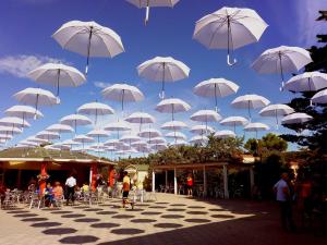毕博纳的码头埃斯佩里第野营酒店的空中飞着的白色雨伞