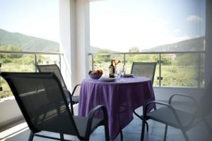 斯塔夫罗斯Casa Domenica的阳台上的一张桌子和紫色的桌布