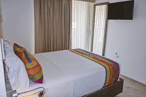里奥阿查San Bernardo Hotel的卧室配有白色的床,