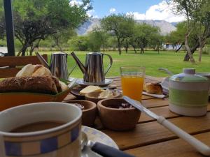 诺诺Fincas del Huacle的餐桌,包括面包和咖啡以及一杯橙汁