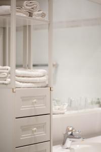 维也纳施瓦尔贝酒店的白色的浴室设有水槽和毛巾。