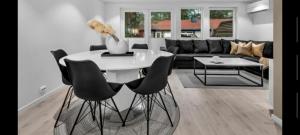 克里斯蒂安桑Hytte med 4 Soverom的客厅配有白色桌子和黑色椅子