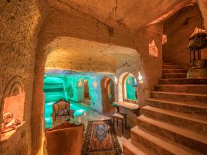 内夫谢希尔Kapadokya Hill Hotel & Spa (12+)的地下客房,设有楼梯和蓝色灯光