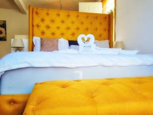圣佩德罗拉拉古纳TIBERIAS by luxury Atitlan的一间卧室配有一张带两个天鹅的床