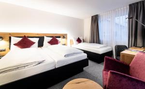 安德马特施鲁塞尔阿尔盆酒店的酒店客房,配有两张床和椅子