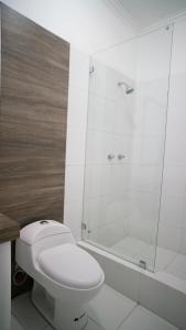 曼塔Casa Umiña Boutique Hotel Manta的白色的浴室设有卫生间和淋浴。