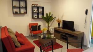 圣保罗Apartamento no centro de São Paulo的客厅配有红色沙发和电视