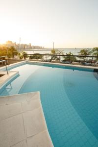 福塔莱萨Blue Tree Towers Fortaleza Beira Mar的一座背景海洋的游泳池
