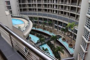 德班2 Sleeper SEA VIEW Apartments - Near MSC Cruise Terminal的享有带游泳池和棕榈树的建筑的顶部景致