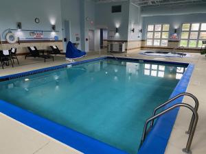 威克瑟姆威克瑟姆假日快捷酒店的大楼里一个蓝色的大泳池