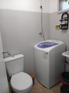 瓜拉图巴Brejatuba Residence! Conforto e lazer em excelente condomínio的白色的浴室设有卫生间和水槽。