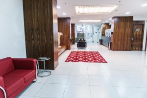 阿雷格里港Hotel Nacional Inn Porto Alegre - Estamos abertos - 200 metros do Complexo Hospitalar Santa Casa的大堂设有红色的沙发和红色地毯