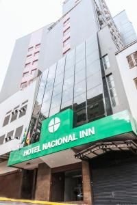阿雷格里港Hotel Nacional Inn Porto Alegre - Estamos abertos - 200 metros do Complexo Hospitalar Santa Casa的一家国际旅馆前面的标志