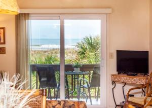 圣奥古斯丁海滩Unit 8213 - Ocean & Racquet Resort的客厅设有滑动玻璃门,享有海景