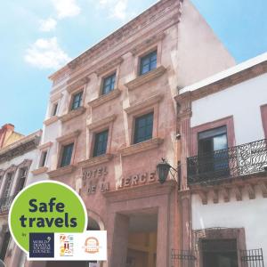 萨卡特卡斯Meson de la Merced的带有安全旅行标志的建筑