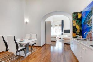 布达佩斯Royale Apartment的客厅配有白色的桌子和椅子